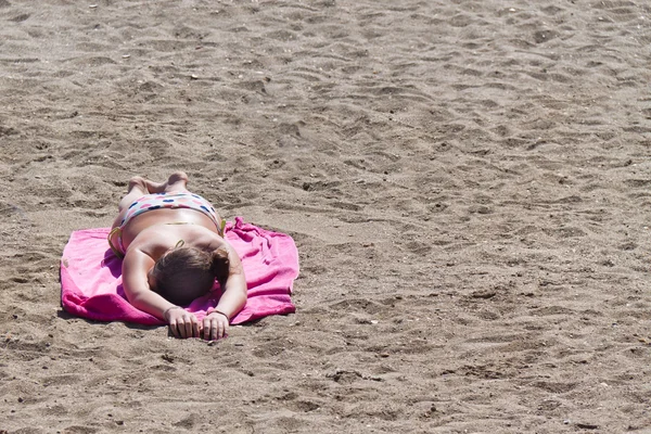 Zonnebaden op het strand — Stockfoto