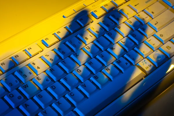 Keyboard and shadows. data theft. — Stock Photo, Image