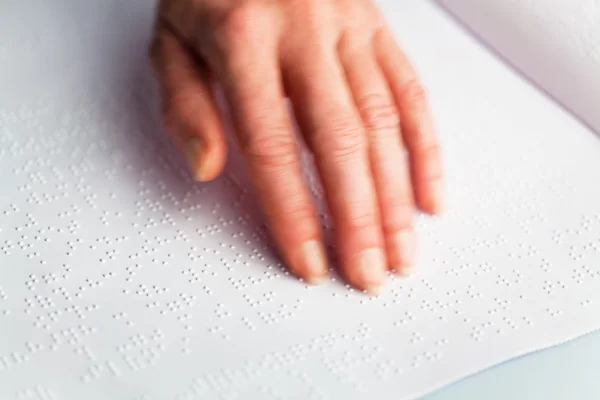 Braille y dedo. libro en braille —  Fotos de Stock