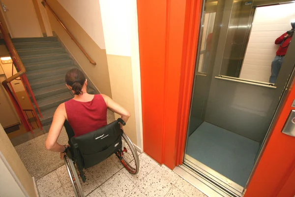 휠체어를 타고 있는 장애인 여자 — 스톡 사진