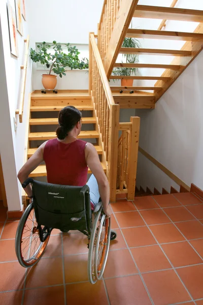 휠체어를 타고 있는 장애인 여자 — 스톡 사진
