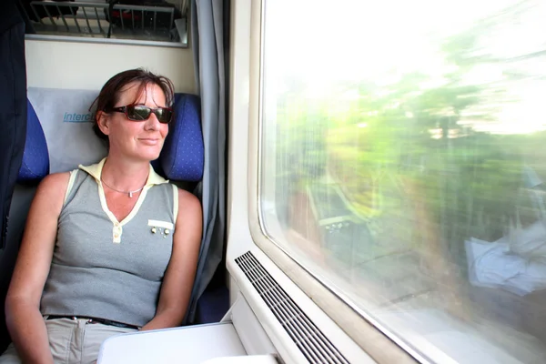 Frau mit dem Zug unterwegs — Stockfoto