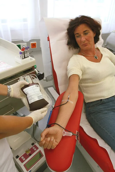 Krev z darované krve v krevních laboratorních — Stock fotografie