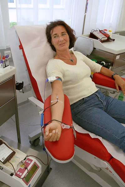 Blut aus dem gespendeten Blut im Blutlabor — Stockfoto