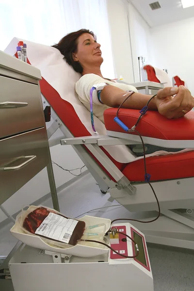 Sangue dal sangue donato nel laboratorio del sangue — Foto Stock