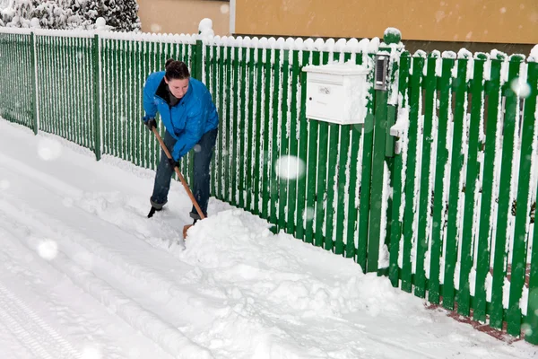 Mulher na remoção de neve — Fotografia de Stock