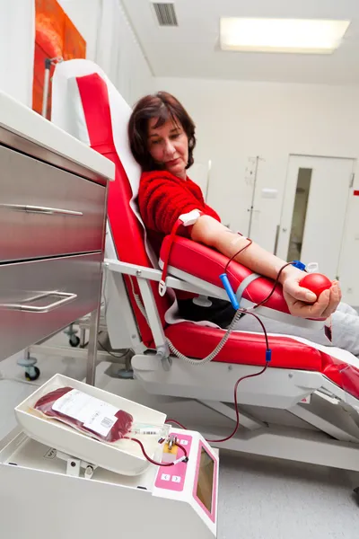 Frau bei Blutspenden — Stockfoto