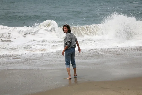 Vrouw in een ontspannen sfeer aan het strand — Stockfoto