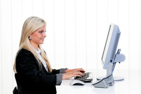 Γυναίκα με υπολογιστή στο γραφείο — Φωτογραφία Αρχείου