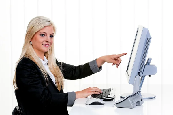 컴퓨터에서 작업 하는 여자 — 스톡 사진