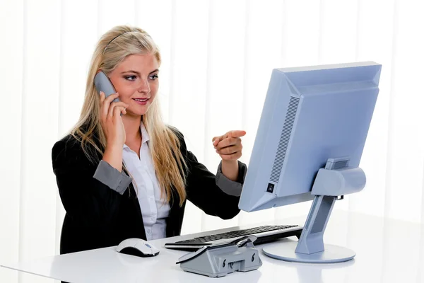 Женщина с компьютером в офисе — стоковое фото
