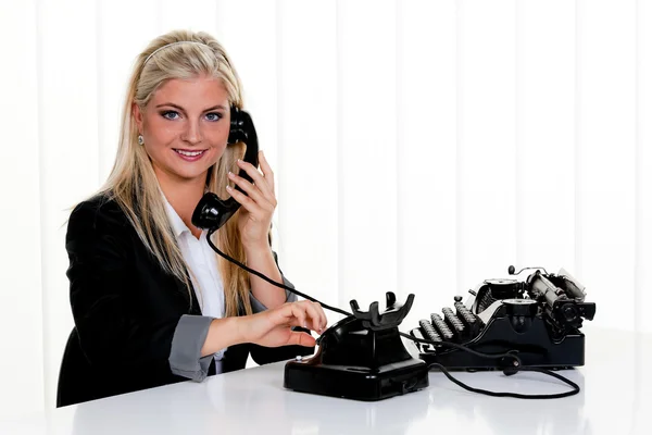 Kobieta z zestawem słuchawkowym i komputer — Zdjęcie stockowe