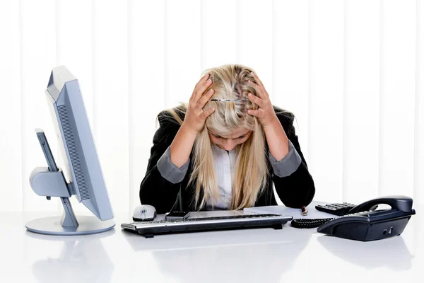 オフィスでのストレスを持つ女性 — ストック写真