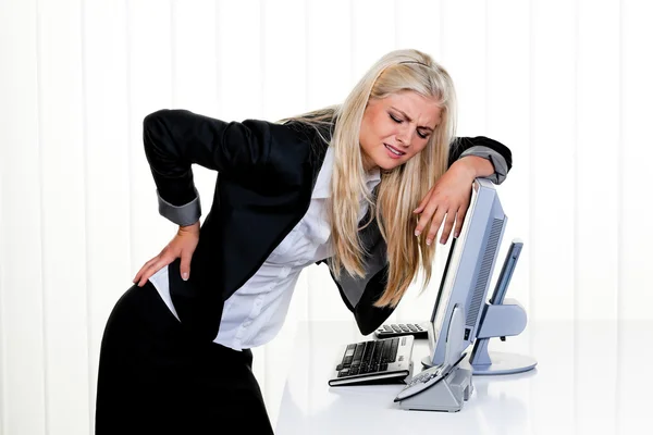 Mulher com dor no escritório traseiro — Fotografia de Stock