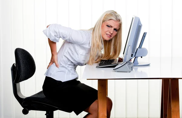 Frau mit Schmerzen im Rückenbereich — Stockfoto