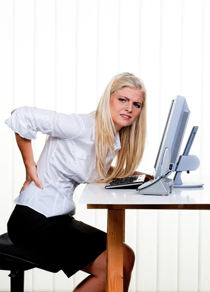 Mulher com dor no escritório traseiro — Fotografia de Stock
