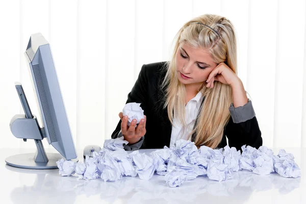 Mulher com papel procura ideias — Fotografia de Stock