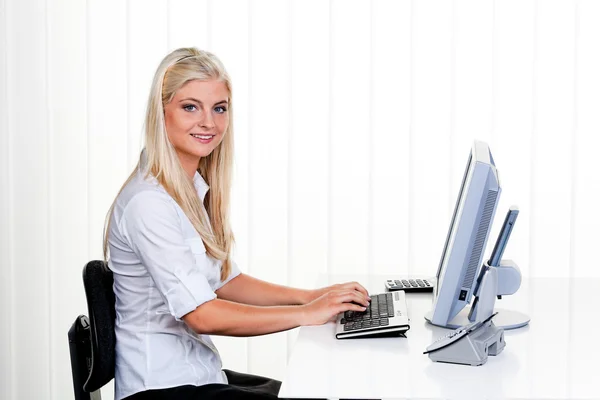 Женщина с компьютером в офисе — стоковое фото