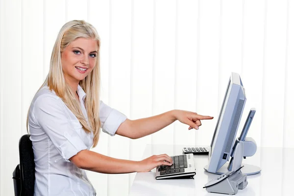 Számítógépen dolgozó nő — Stock Fotó