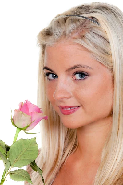 Kvinna att lukta en ros — Stockfoto