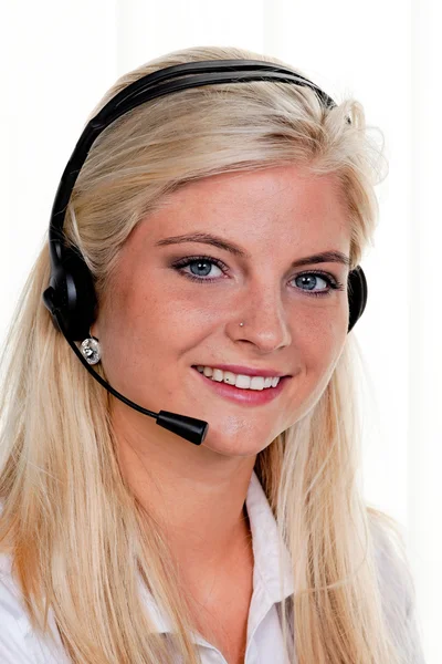 Femme avec casque téléphonique dans un centre d'appels — Photo