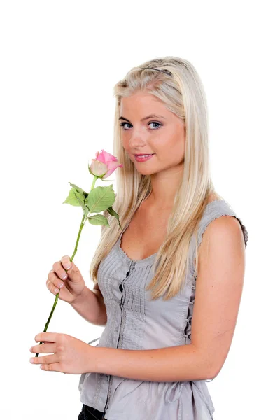 Kvinna att lukta en ros — Stockfoto
