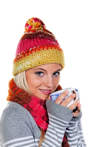 Donna con cappuccio riscaldati con tè caldo — Foto Stock