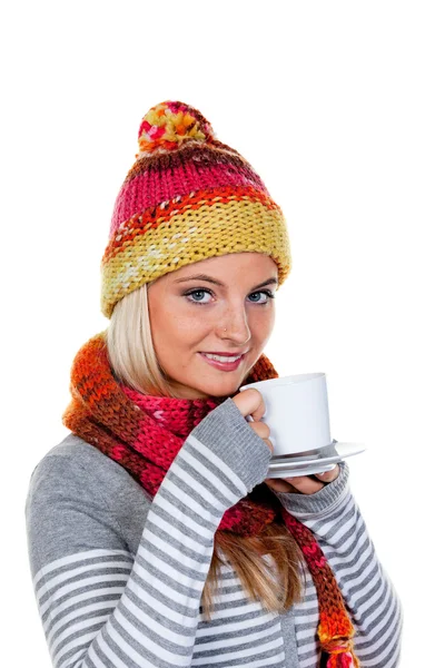 Mujer con capucha caliente con té caliente — Foto de Stock