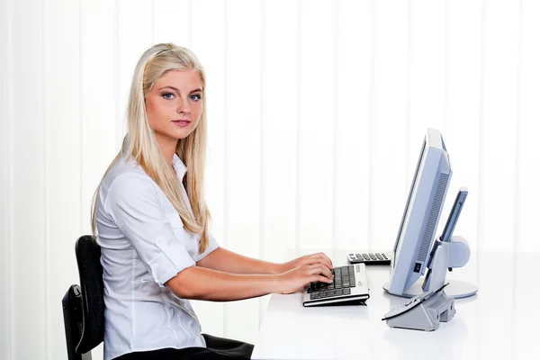 Kobieta pracuje na komputerze — Zdjęcie stockowe