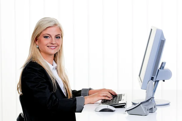 Woman with computer in office — Stock Photo, Image