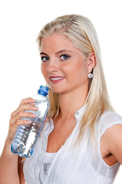 Mulher tem sede e beber água mineral — Fotografia de Stock