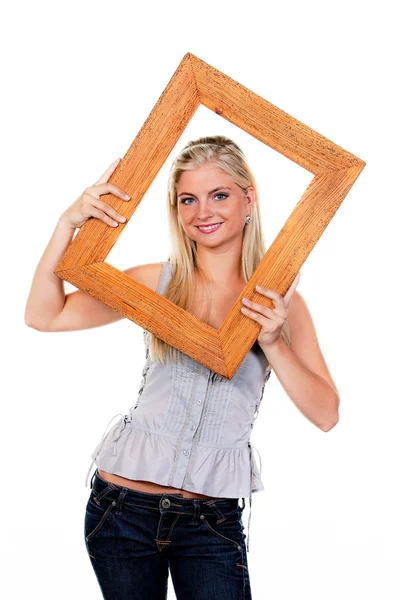 Vrouw op zoek via een afbeeldingsframe — Stockfoto