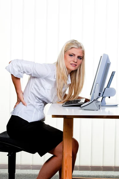 Žena s bolestí v back office — Stock fotografie