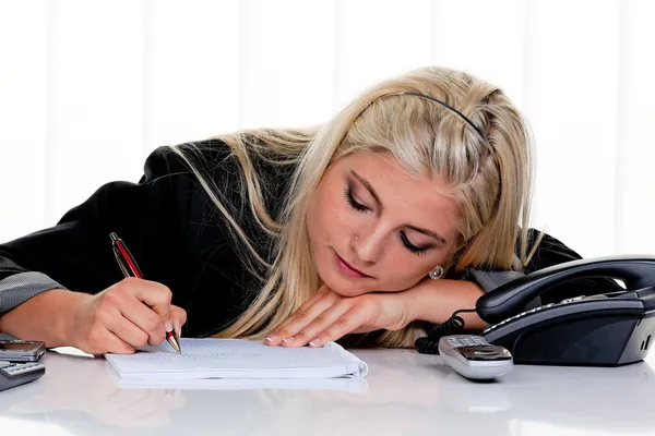 Женщина с бумагой и ручкой, чтобы писать — стоковое фото