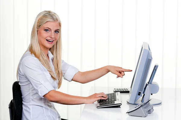Žena s počítačem v kanceláři — Stock fotografie