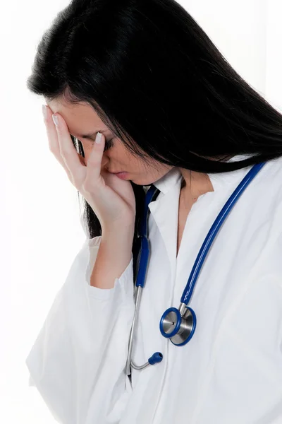 Über angeforderten Arzt im Krankenhaus im Stress — Stockfoto