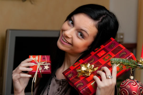 Junge Frau mit Weihnachtsgeschenken — Stockfoto