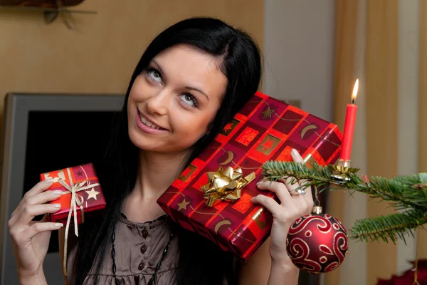 Νεαρή γυναίκα με τα δώρα Χριστουγέννων — Φωτογραφία Αρχείου