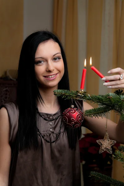 Jonge vrouw met kerst kerst — Stockfoto