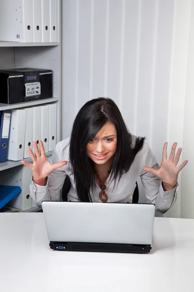 Jovem mulher com computador — Fotografia de Stock
