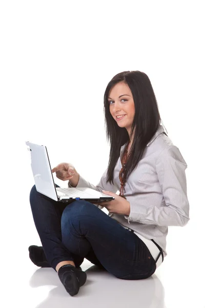 Jeune femme avec ordinateur — Photo