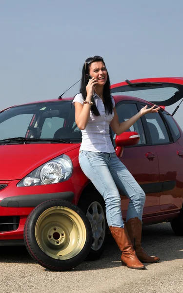 Kobieta z gumę na samochód — Zdjęcie stockowe