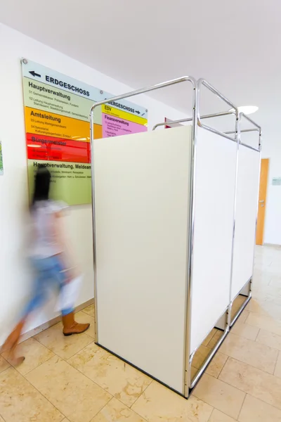 Woman in a voting booth — Stock Photo, Image