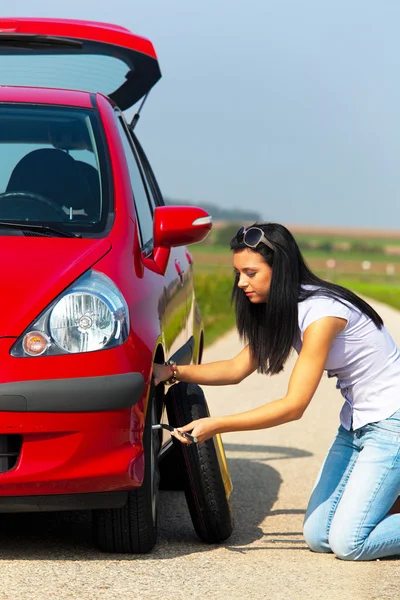 Mulher com um pneu furado no carro — Fotografia de Stock