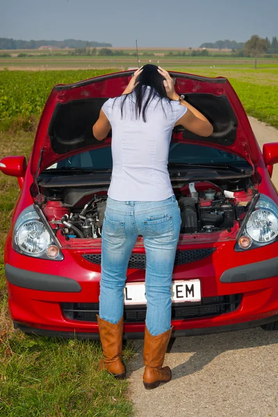 Mulher tem em seu carro quebra — Fotografia de Stock