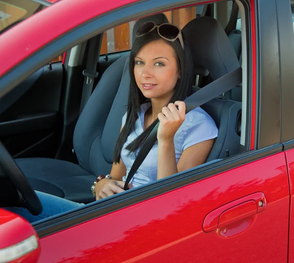 車のシートベルトを持つ女性 — ストック写真