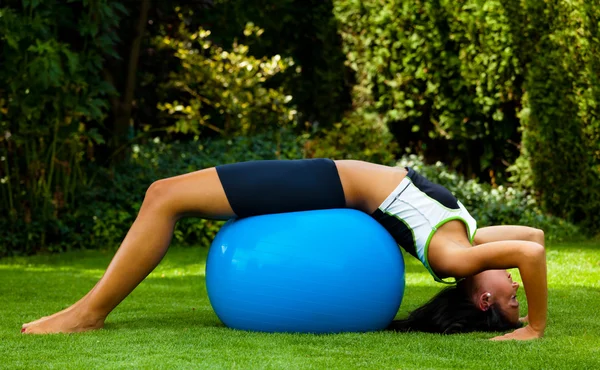 Kadın egzersiz topu ile — Stok fotoğraf