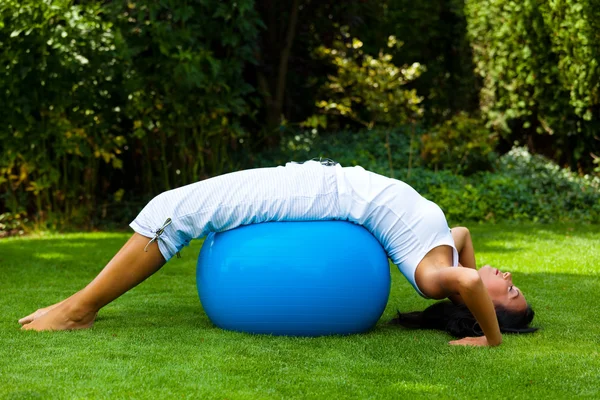Kadın egzersiz topu ile — Stok fotoğraf