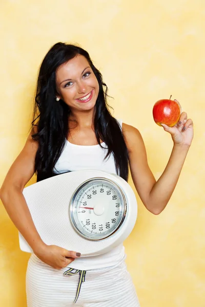 Kobieta z wagą po udanej diety — Zdjęcie stockowe