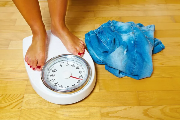 Feet on scales — Stock Photo, Image